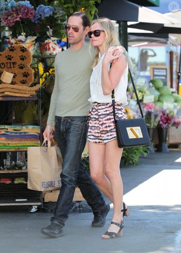 Kate Bosworth et son compagnon Michael Polish, amoureux et complices, font un peu de shopping à West Hollywood. Le 24 juillet 2012