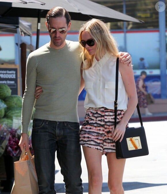Le couple Kate Bosworth et son compagnon Michael Polish fait un peu de shopping à West Hollywood. Le 24 juillet 2012