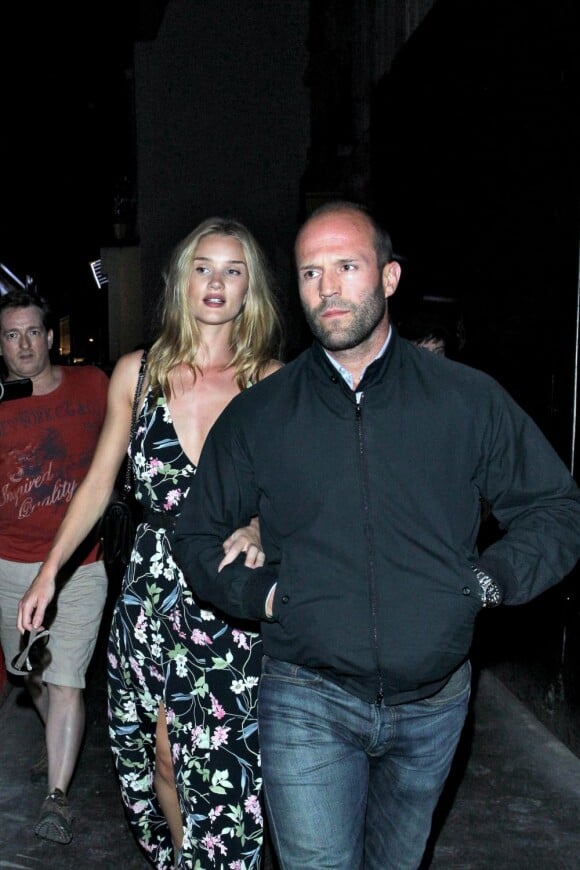 Rosie Huntington-Whiteley et Jason Statham s'offrent une soirée en amoureux dans le quartier de Mayfair. Londres, le 24 juillet 2012.