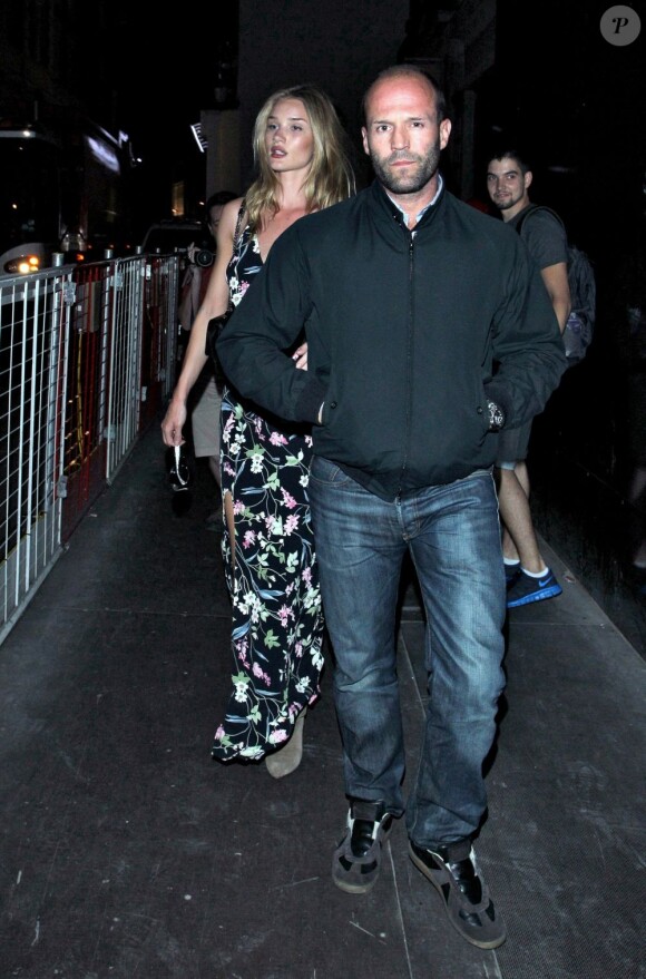 Rosie Huntington-Whiteley et Jason Statham en tandem dans le quartier de Mayfair. Londres, le 24 juillet 2012.
