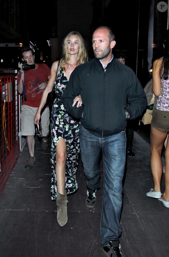 Sortie nocturne en amoureux pour Rosie Huntington-Whiteley et Jason Statham, surpris dans le quartier de Mayfair. Londres, le 24 juillet 2012.
