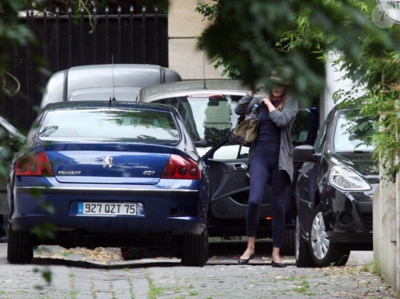 Carla Bruni-Sarkozy quitte son appartement du 16e arrondissement, à Paris, le 12 juillet 2012.