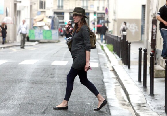Carla Bruni-Sarkozy quitte le studio Badabing où elle vient d'enregistrer avec Enrico Macias, à Paris, le 12 juillet 2012.