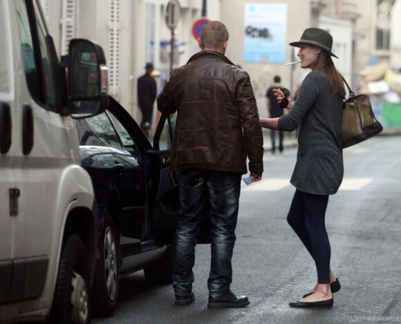 La chanteuse Carla Bruni-Sarkozy quitte le studio Badabing où elle vient d'enregistrer avec Enrico Macias, à Paris, le 12 juillet 2012.