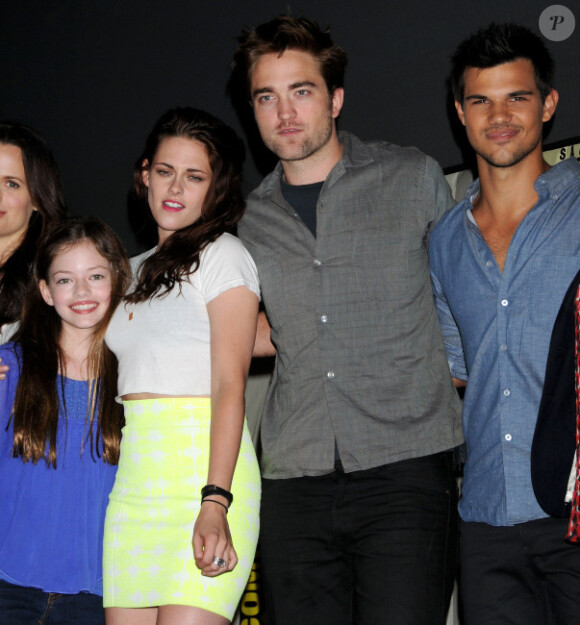 Mackenzie Foy, Kristen Stewart, Robert Pattinson et Taylor Lautner le 12 juillet 2012 lors du Comic-Con