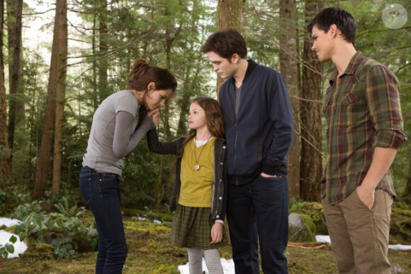 Une photo du film Twilight 5 avec Kristen Stewart, Mackenzie Foy, Robert Pattinson et Taylor Lautner