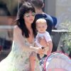 La jolie Selma Blair et le petit Arthur dans les rues de Santa Monica, le 26 juillet 2012