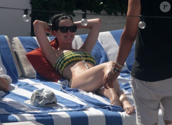 Même au bord de la piscine, Katy Perry n'en oublie pas son look. A Miami le 27 juillet 2012.