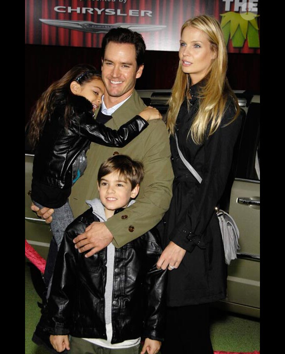 Mark-Paul Gosselaar pose en compagnie de sa désormais femme Catriona McGinn et de ses enfants, issus d'un premier mariage, lors d'une avant-première à Los Angeles en novembre 2011