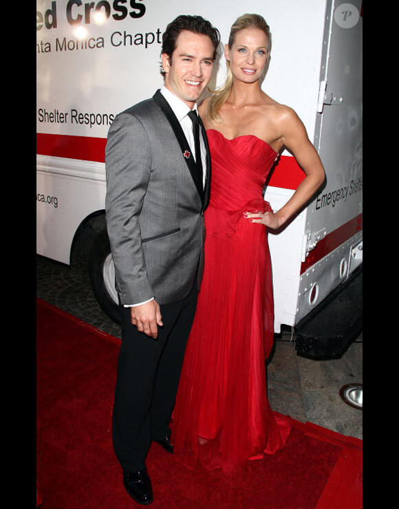 Mark-Paul Gosselaar pose en compagnie de Catriona McGinn lors d'une soirée à Los Angeles en avril 2011 et qu'il vient d'épouser en juillet 2012