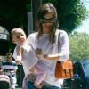 Rachel Bilson dévoile ses instincts maternels avec sa filleule dans les rues de Los Feliz, Los Angeles, le 28 juillet 2012.