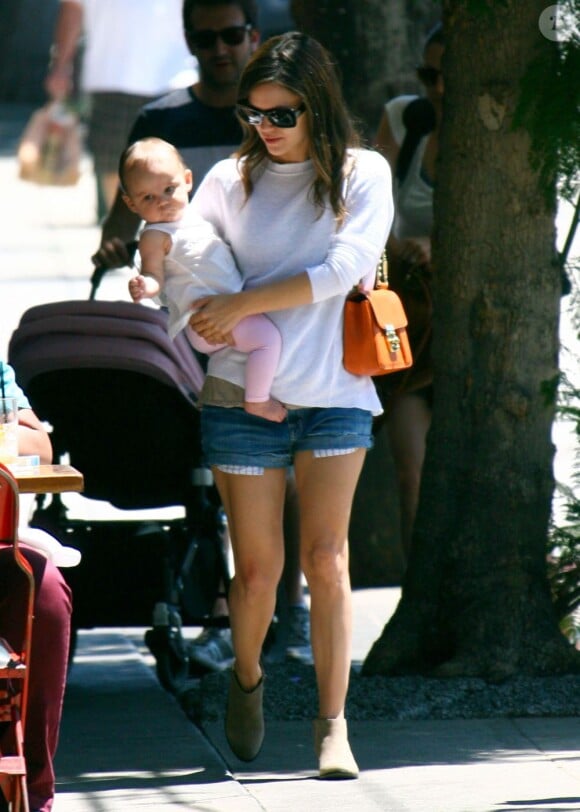 Rachel Bilson, de nouveau radieuse profite de sa filleule dans les rues de Los Feliz, Los Angeles, le 28 juillet 2012.