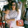 Rachel Bilson se promène avec sa filleule dans les rues de Los Feliz, Los Angeles, le 28 juillet 2012.