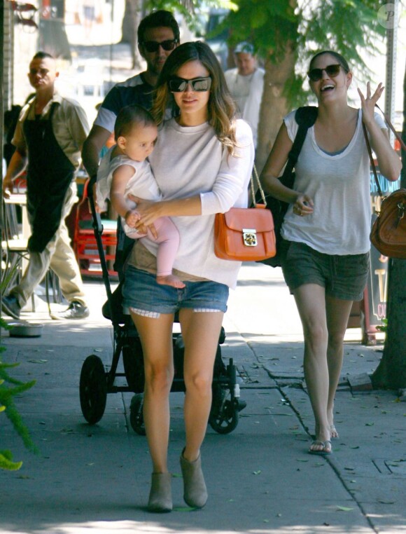 Rachel Bilson se promène avec sa filleule dans les rues de Los Feliz, Los Angeles, le 28 juillet 2012.
