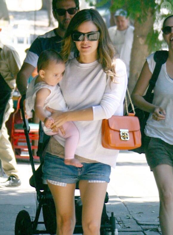 Rachel Bilson retrouve le sourire sa filleule dans bras dans les rues de Los Feliz, Los Angeles, le 28 juillet 2012.