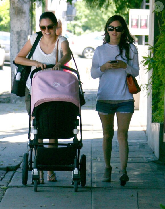 Rachel Bilson et sa filleule dans les rues de Los Feliz, Los Angeles, le 28 juillet 2012.