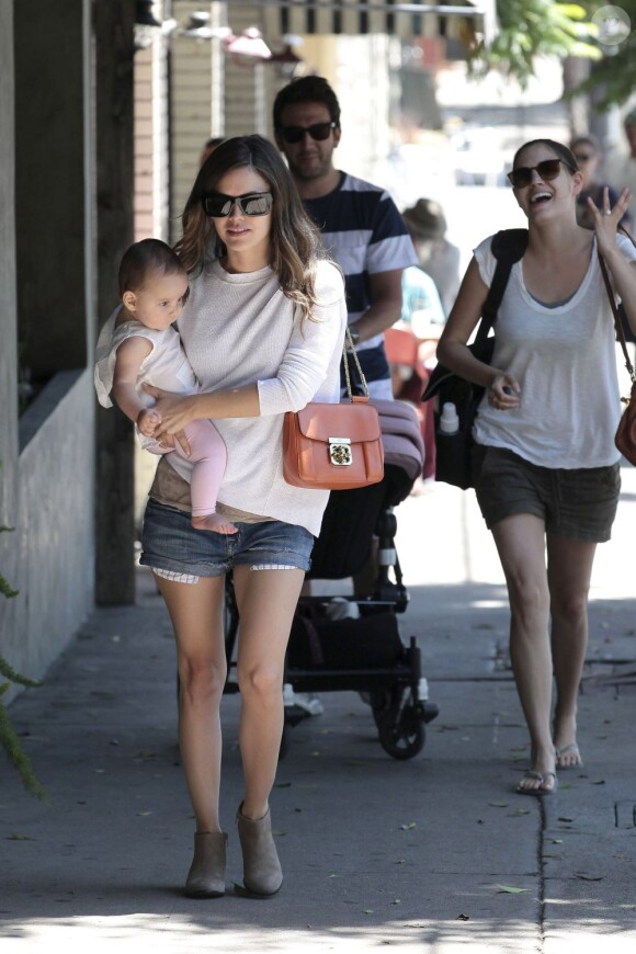 Rachel Bilson et sa filleule dans les rues de Los Feliz, Los Angeles, le 28 juillet 2012.