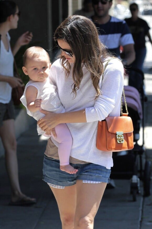 Rachel Bilson et sa filleule dans les rues de Los Feliz, Los Angeles, le 28 juillet 2012.