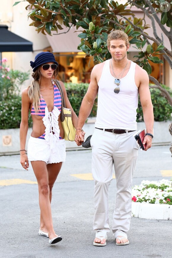 Kellan Lutz et Sharni Vinson se balladent en amoureux dans les rues de Saint-Tropez. Le 27 juillet 2012.