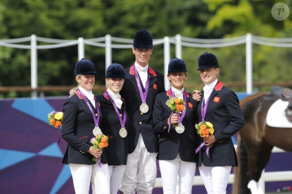 Zara Phillips et l'équipe britannique vice-championnes olympiques de concours complet, le 31 juillet 2012.