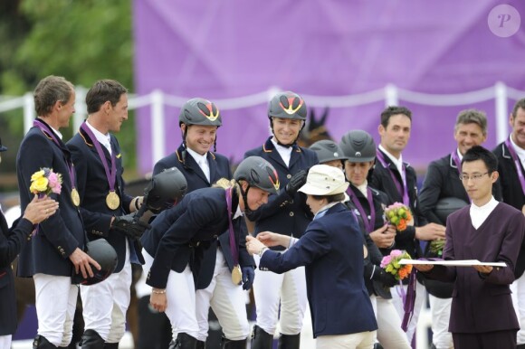 Zara Phillips et l'équipe britannique vice-championnes olympiques de concours complet, le 31 juillet 2012.
