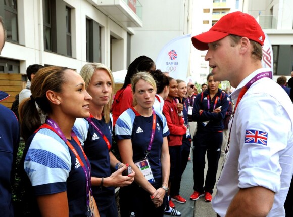 Kate Middleton, le prince William et le prince Harry en visite au QG du Team GB, dont ils sont ambassadeurs, au village olympique de Stratford, à Londres, le 31 juillet 2012.