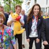 Kate se fait offrir un kangourou en peluche... et finalement c'est le prince Harry qui l'adopte !
Kate Middleton, le prince William et le prince Harry en visite au QG du Team GB, dont ils sont ambassadeurs, au village olympique de Stratford, à Londres, le 31 juillet 2012.