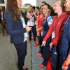 Kate Middleton rencontre la nageuse Rebecca Adlington, médaille de bronze du 400 m nage libre.
Kate Middleton, le prince William et le prince Harry en visite au QG du Team GB, dont ils sont ambassadeurs, au village olympique de Stratford, à Londres, le 31 juillet 2012.