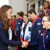 Kate Middleton, qui salue ici la cycliste Victoria Pendleton, le prince William et le prince Harry en visite au QG du Team GB, dont ils sont ambassadeurs, au village olympique de Stratford, à Londres, le 31 juillet 2012.