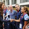 Kate Middleton, qui salue ici Jessica Ennis, le prince William et le prince Harry en visite au QG du Team GB, dont ils sont ambassadeurs, au village olympique de Stratford, à Londres, le 31 juillet 2012.