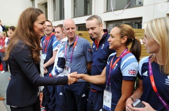 Kate Middleton, qui salue ici Jessica Ennis, le prince William et le prince Harry en visite au QG du Team GB, dont ils sont ambassadeurs, au village olympique de Stratford, à Londres, le 31 juillet 2012.