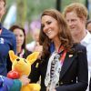 Kate se fait offrir un kangourou en peluche...
Kate Middleton, le prince William et le prince Harry en visite au QG du Team GB, dont ils sont ambassadeurs, au village olympique de Stratford, à Londres, le 31 juillet 2012.