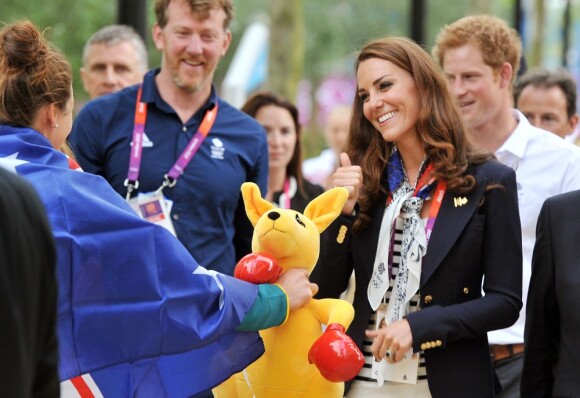 Kate se fait offrir un kangourou en peluche...
Kate Middleton, le prince William et le prince Harry en visite au QG du Team GB, dont ils sont ambassadeurs, au village olympique de Stratford, à Londres, le 31 juillet 2012.