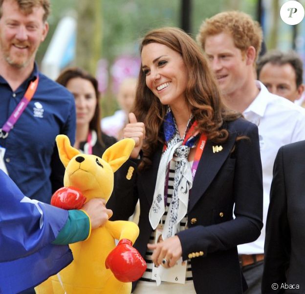 Kate se fait offrir un kangourou en peluche...
Kate Middleton, le prince William et le prince Harry en visite au QG du Team GB, dont ils sont ambassadeurs, au village olympique de Stratford, à Londres, le 31 juillet 2012.