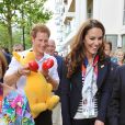  Kate se fait offrir un kangourou en peluche... et finalement c'est le prince Harry qui l'adopte ! 
 Kate Middleton, le prince William et le prince Harry en visite au QG du Team GB, dont ils sont ambassadeurs, au village olympique de Stratford, à Londres, le 31 juillet 2012. 