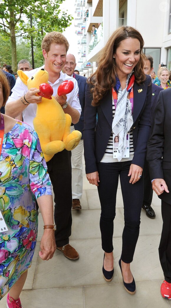 Kate se fait offrir un kangourou en peluche... et finalement c'est le prince Harry qui l'adopte !
Kate Middleton, le prince William et le prince Harry en visite au QG du Team GB, dont ils sont ambassadeurs, au village olympique de Stratford, à Londres, le 31 juillet 2012.