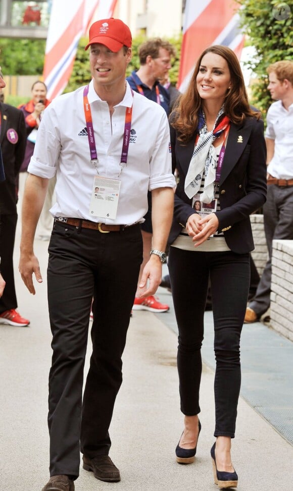 Kate Middleton, le prince William et le prince Harry en visite au QG du Team GB, dont ils sont ambassadeurs, au village olympique de Stratford, à Londres, le 31 juillet 2012.