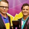 Le prince Daniel et le prince Carl Philip de Suède, lors des Jeux olympiques de Londres, ont pu poser avec une médaille d'or au cours de leur visite du village olympique, à Stratford, le 1er août 2012.