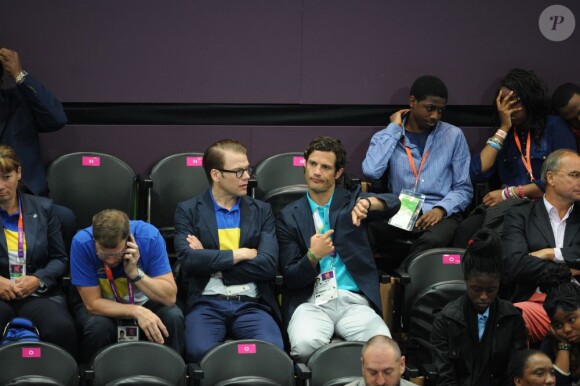 Le prince Daniel et le prince Carl Philip de Suède ont assisté sans enthousiasme à la débâcle des handballeuses suédoises, battues par la France 29 à 17 le 1er août 2012 lors des Jeux olympiques de Londres.