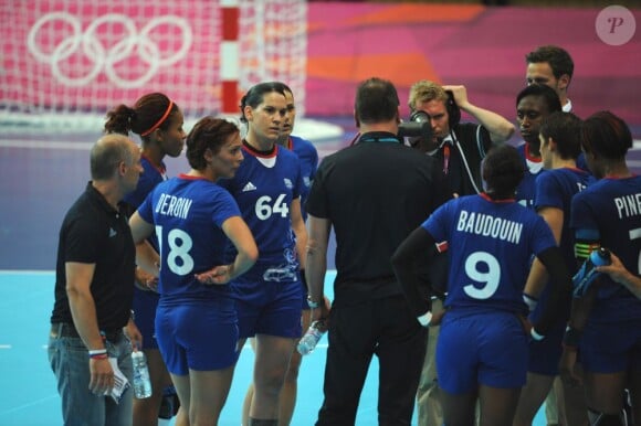 Les Bleues ont maltraité les Suédoises... Le prince Daniel et le prince Carl Philip de Suède ont assisté sans enthousiasme à la débâcle des handballeuses suédoises, battues par la France 29 à 17 le 1er août 2012 lors des Jeux olympiques de Londres.