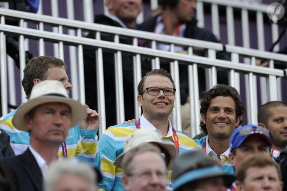 Le prince Daniel de Suède et le prince Carl Philip devant la finale de concours complet des Jeux olympiques de Londres le 31 juillet 2012.