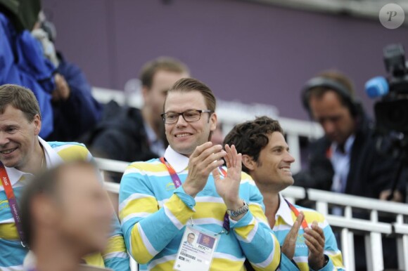 Le prince Daniel de Suède et le prince Carl Philip devant la finale de concours complet des Jeux olympiques de Londres le 31 juillet 2012.