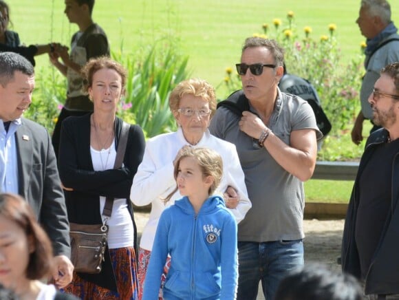 Le Boss Bruce Springsteen en famille à Paris le 6 juillet 2012, après ses concerts à Bercy.