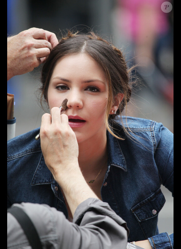 Retouche make-up pour Katharine McPhee sur le tournage de la série Smash à New York le 1er août 2012