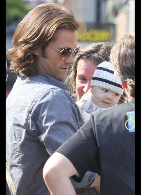 Jared Padalecki présente son fils Thomas sur le tournage de Supernatural, à Vancouver, le 1 août 2012