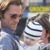 Le beau Jared Padalecki présente son fils Thomas sur le tournage de Supernatural, à Vancouver, le 1 août 2012