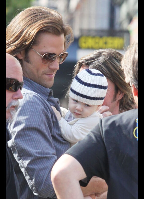 Le beau Jared Padalecki présente son fils Thomas sur le tournage de Supernatural, à Vancouver, le 1 août 2012