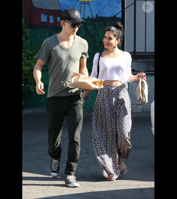 Vanessa Hudgens et son boyfriend Austin Butler, toujours aussi amoureux, à Los Angeles, le 31 juillet 2012
