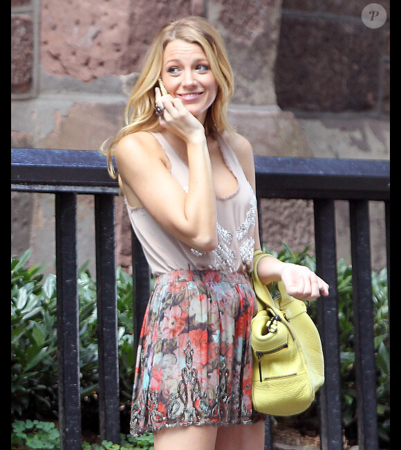 La superbe Blake Lively sur le tournage de la série Gossip Girl sur la cinquième avenue à New York, le 2 août 2012