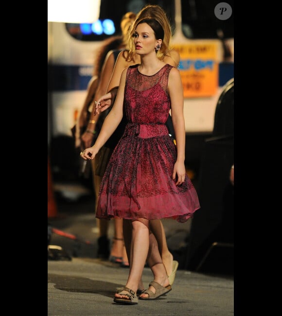 Blake Lively et Leighton Meester sur le tournage Gossip Girl à New York, le 3 août 2012 - Il faudrait peut-être penser à changer de chaussures !
